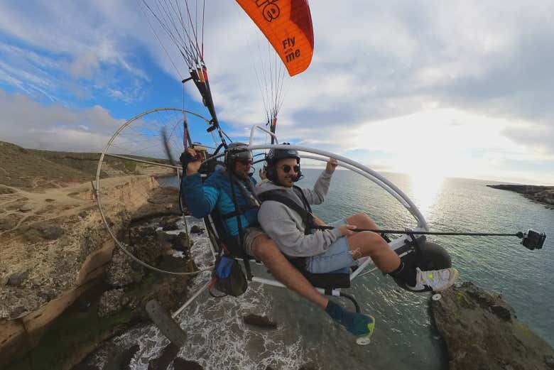 Disfrutando del vuelo en paratrike sobre el sur de Tenerife