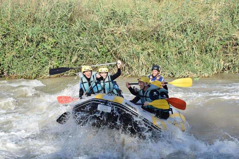 Praticando rafting no rio Genil