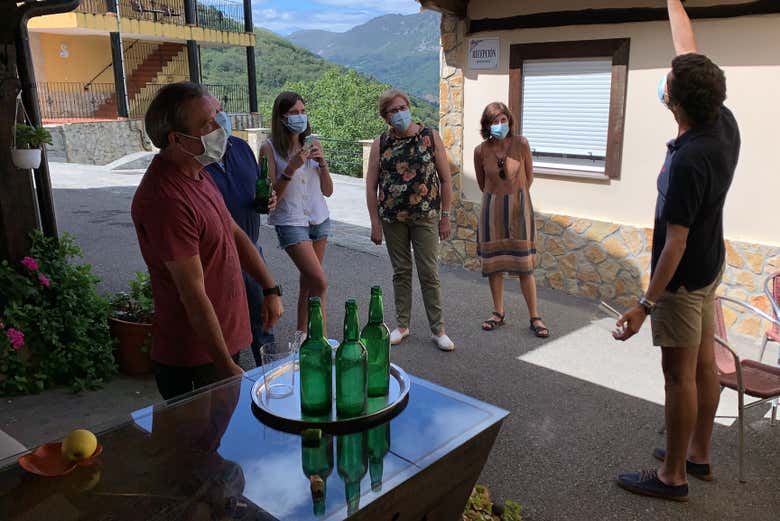 Visita Al Llagar De Sidra Del Mirador De Miranda, Cutiellos