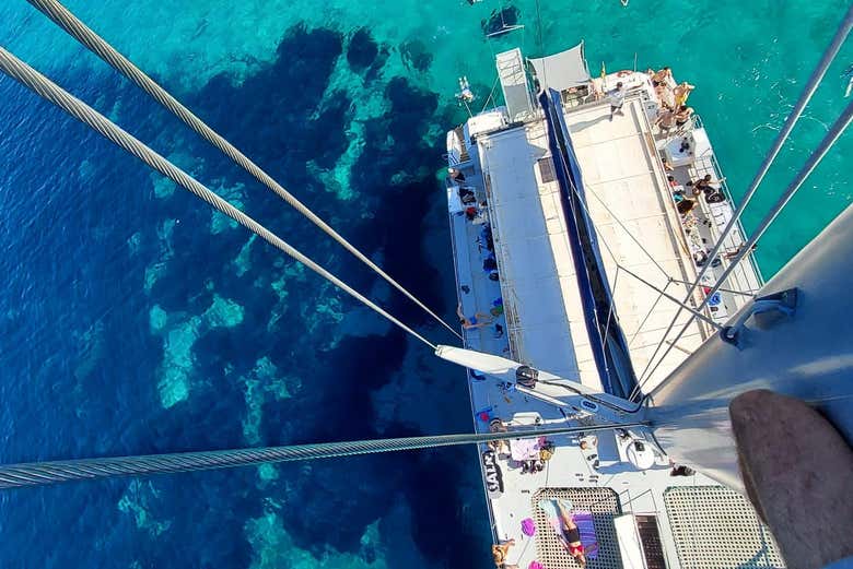 Vista aérea del catamarán