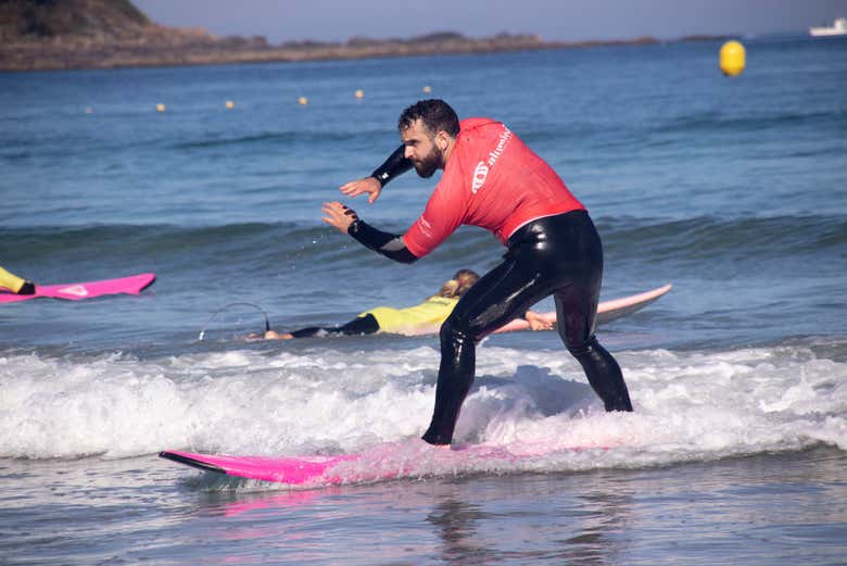 Praticando surfe em A Lanzada