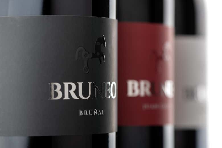 Etiquetas de las botellas de vino Bruneo