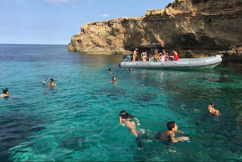 Disfrutando de las aguas de Espalmador