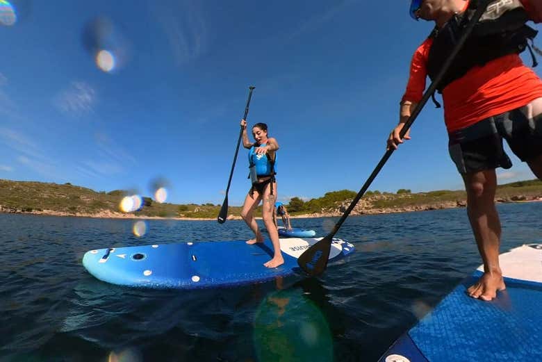 Remando sobre la tabla de paddle surf