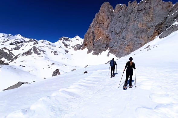 Raquetas de nieve - Lagos de Covadonga - Frontera Verde Aventura - Turismo  Activo, naturaleza y aventura en Asturias y los Picos de Europa.