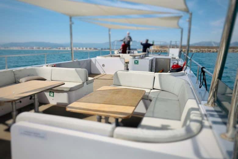 Interior del catamarán en el que viajaremos