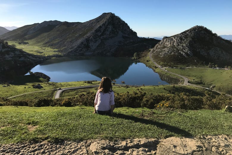 Contemplando los paisajes de los lagos de Covadonga