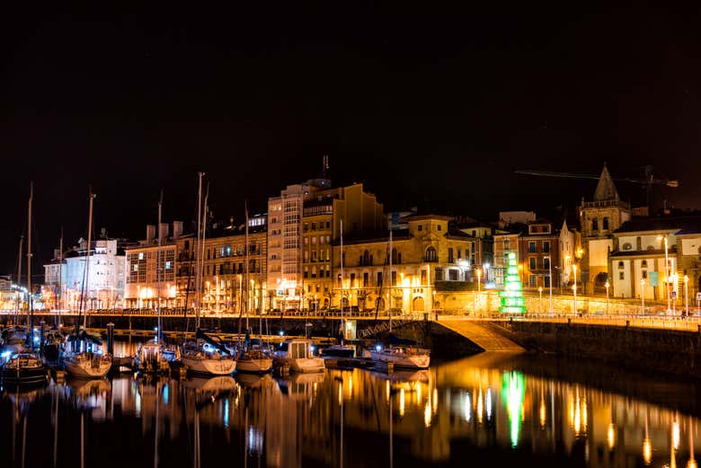 Noite no porto de Gijón