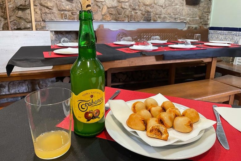 Un culín de sidra con una tapa