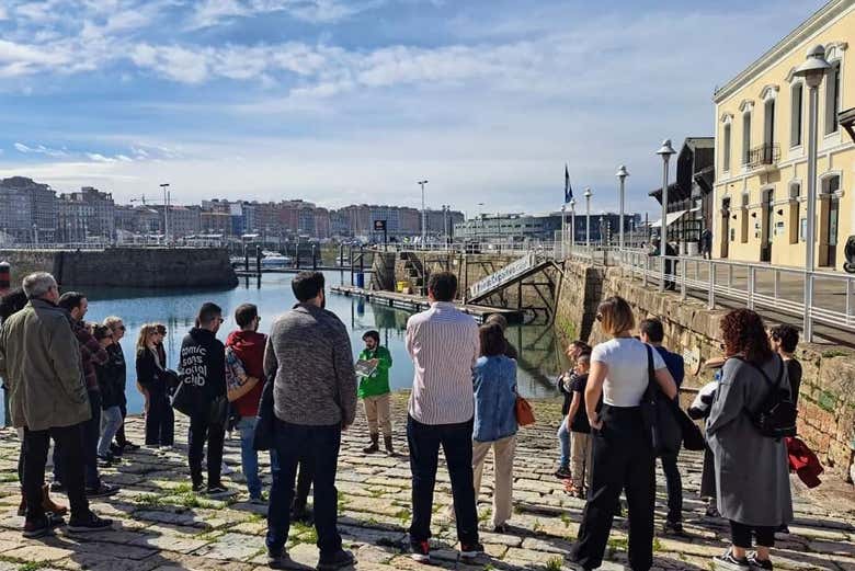 El grupo durante el tour por el puerto de Gijón