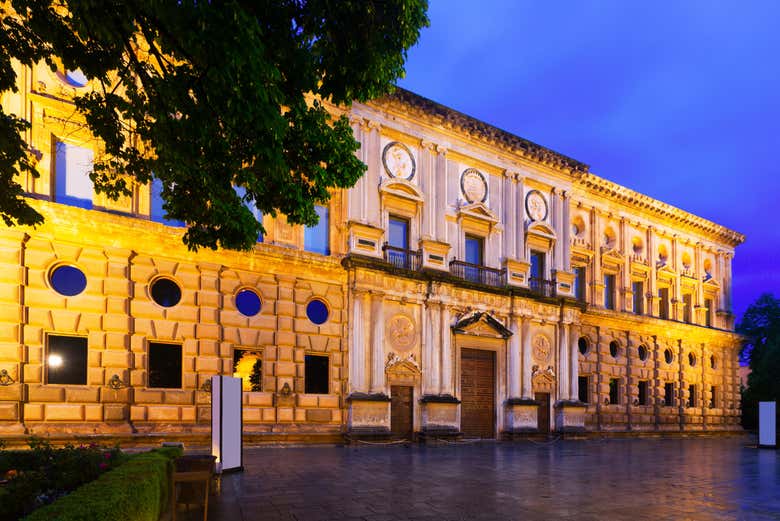 La fachada del Palacio de Carlos V