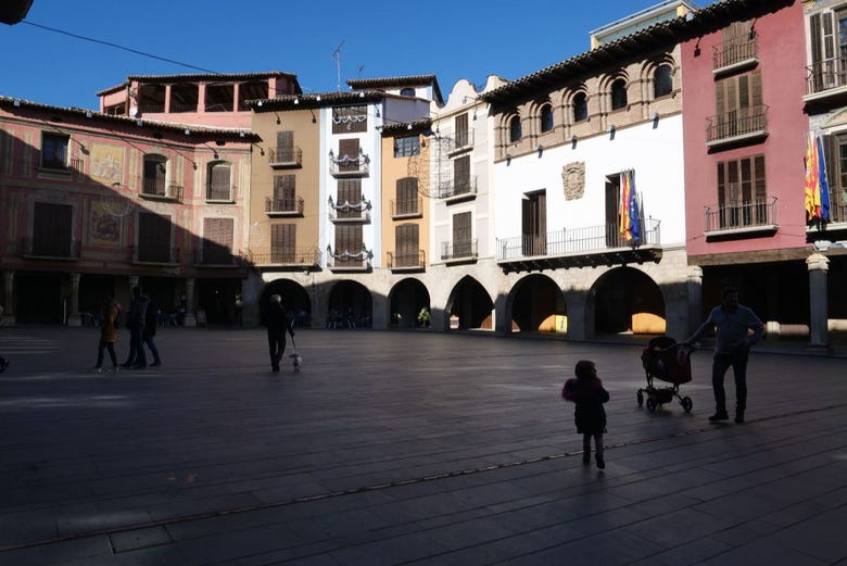 Una tarde soleada en la Plaza Mayor de Graus