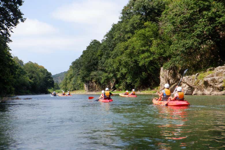 Kayaks navegando por el Bidasoa