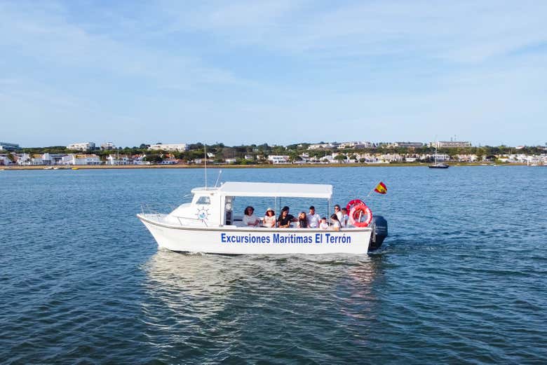 Barco navegando por el río Piedras, en la provincia de Huelva