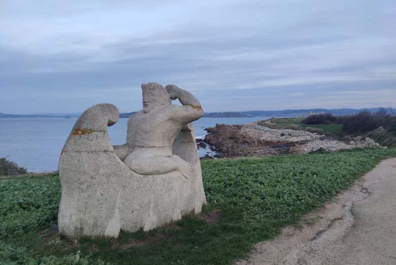 Las esculturas dentro del parque Torre de Hércules