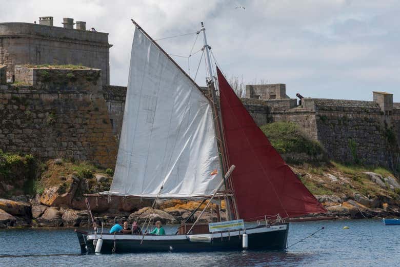 Velero pasando por delante del Castillo de San Antón