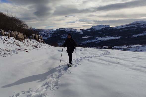 Paseo con raquetas de nieve por los Collados del Asón