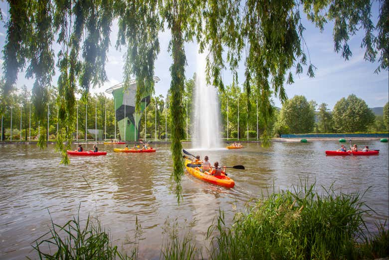 Kayaks en el canal olímpico del Segre