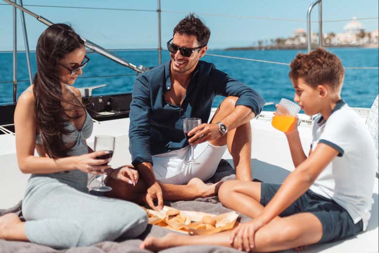 Una familia comiendo en la cubierta del barco