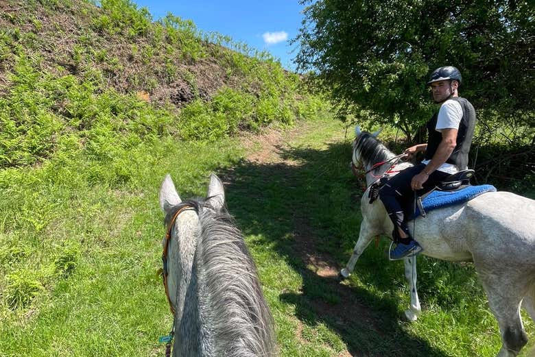 Explorando los paisajes verdes de la Garrocha a caballo