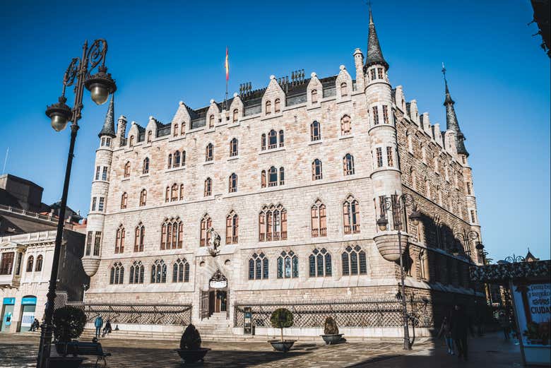 Fachada de la Casa Botines, obra maestra de Gaudí en León