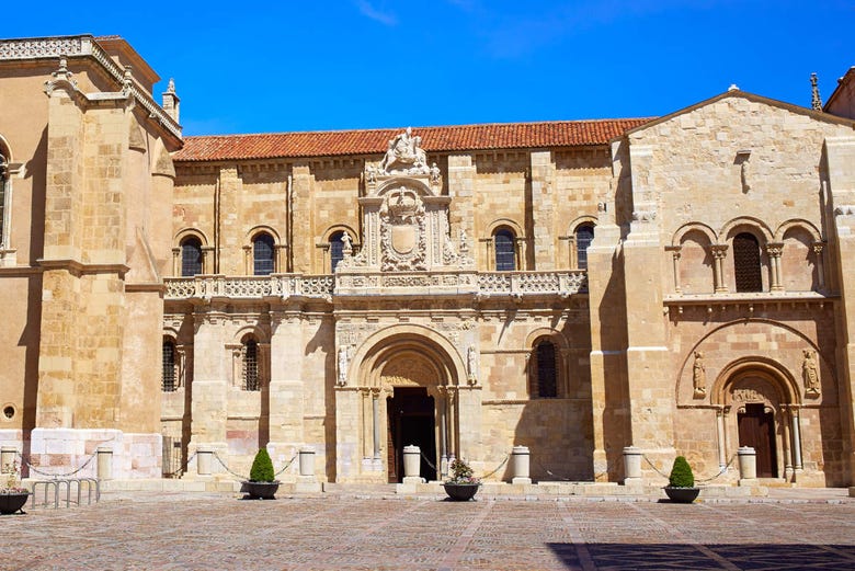 Ingresso del chiostro nuovo di San Isidoro