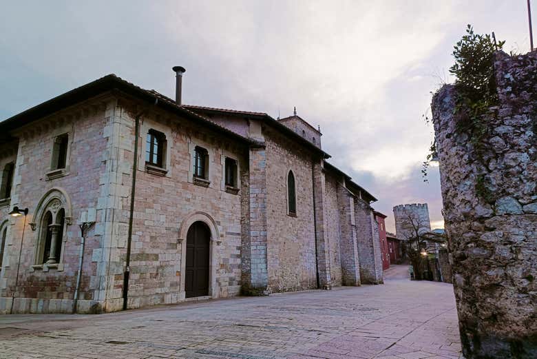 Percorrendo o centro histórico de Llanes