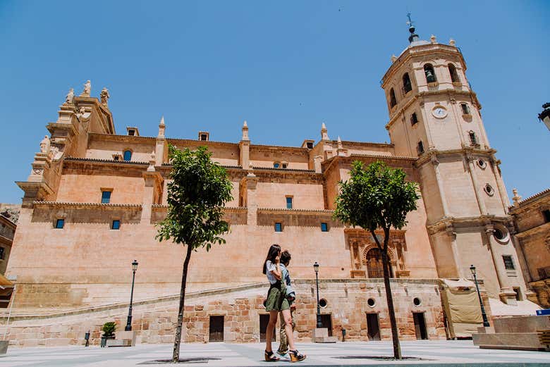 Paseando por la plaza de España de Lorca