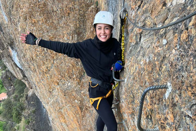 Una chica escalando la vía ferrata