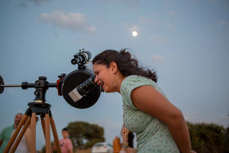 Mirando por el telescopio