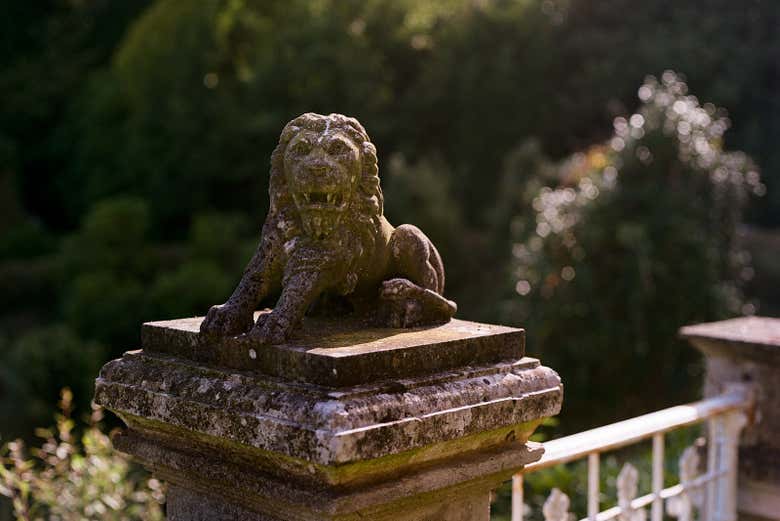 Admirando las esculturas del Jardín de la Fonte Baxa