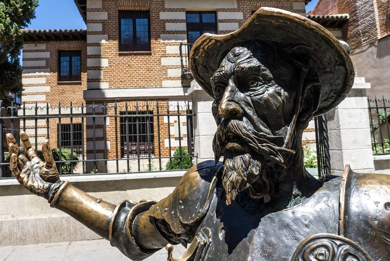 Escultura de Don Quijote ante la casa de Cervantes en Alcalá