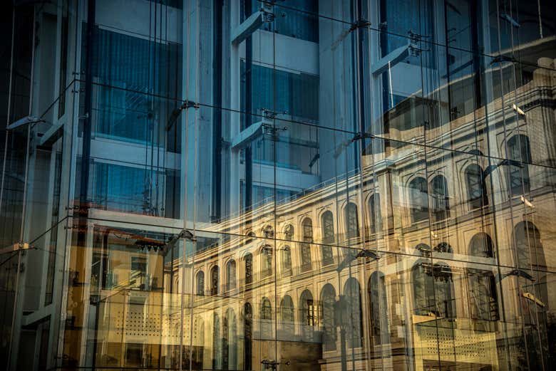 Reflet dans une façade en verre du musée Reina Sofía