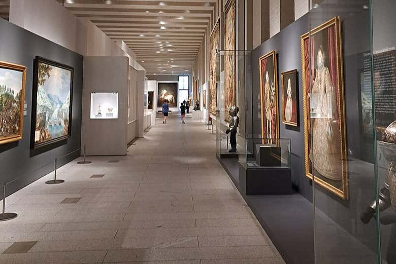 All'interno della Galleria delle Collezioni Reali