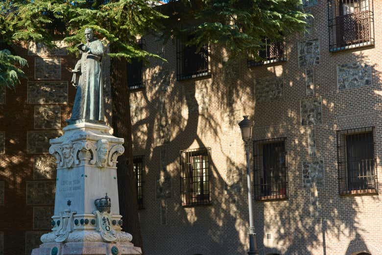 Escultura de Lope de Vega en el exterior del monasterio