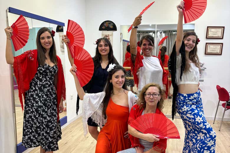 Grupo de mujeres bailando 