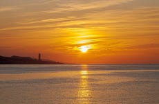 Paseo en catamarán al atardecer con música