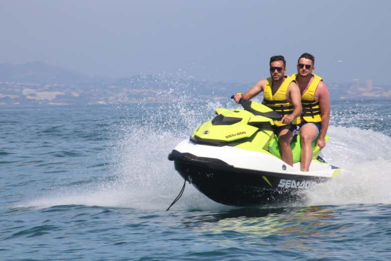 Dois amigos navegando o mar de Alborão