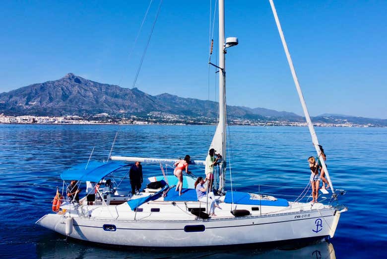 Disfrutando del paseo en velero por Puerto Banús