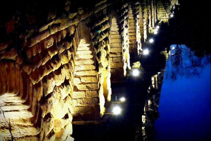 Puente romano iluminado