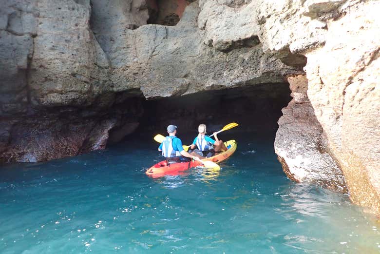 Remando pelas cavernas de Taurito