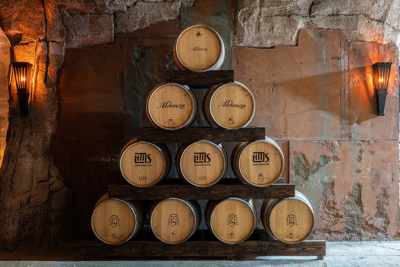 Barricas apiladas en bodegas Aldonza