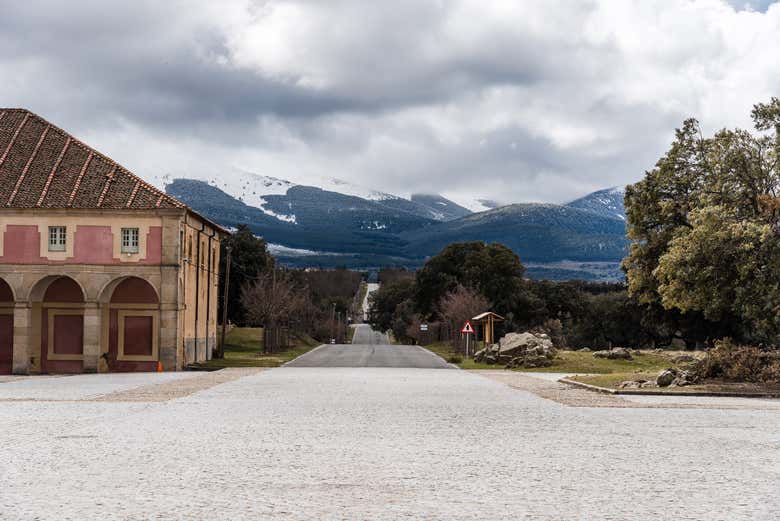 El palacio se halla muy cerca de la Sierra de Guadarrama