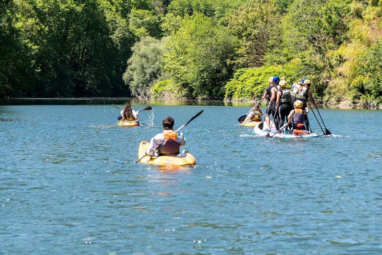 Realizando el descenso del Oria en kayak