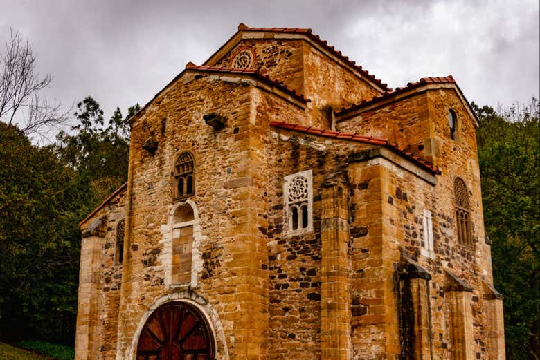 Exterior de la iglesia de San Miguel de Lillo