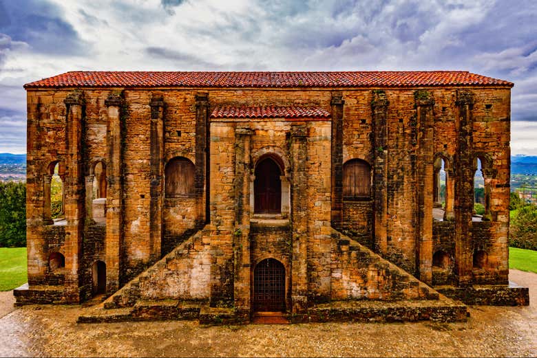 Église Santa María del Naranco, située sur le mont Naranco