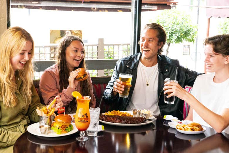 Amigos disfrutando de una comida en el Hard Rock Cafe