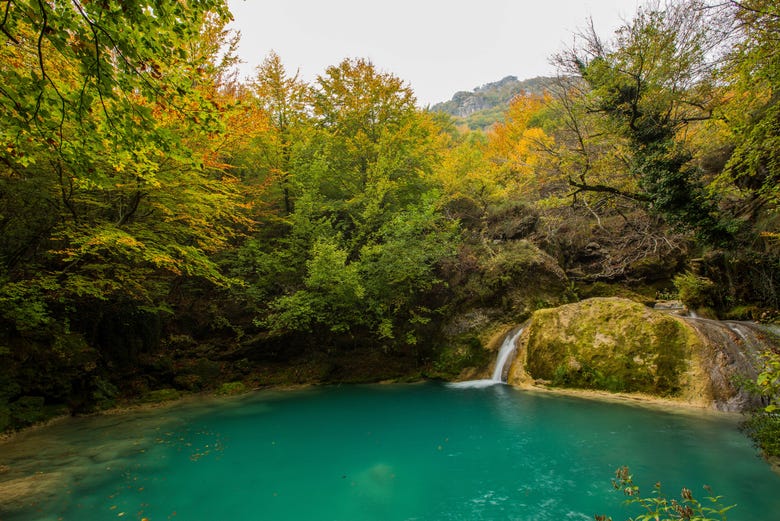 Visiter la rivière bleue Urederra en Espagne