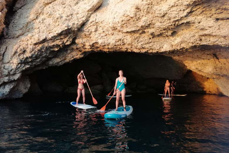 Practicando paddle surf en las cuevas del norte de Ibiza