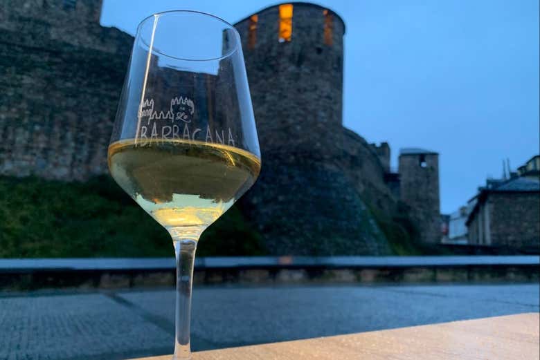 Un bicchiere di vino davanti al castello di Ponferrada